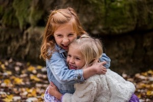 Filles qui jouent dans les bois