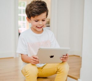 Enfant sur tablette