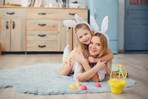 Maman et filles déguisées pour Pâques