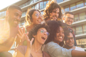 Groupe de jeunes étudiants