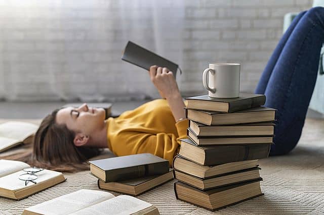 woman who reads a book