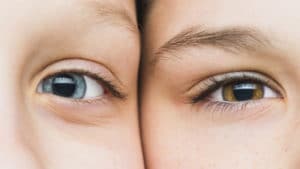 deux visages d'enfant avec un gros plan sur les yeux